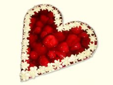 Die ganz besondere Liebeserklärung. Frische Erdbeeren auf Wiener Boden mit Gelee und Sahnetupfen.