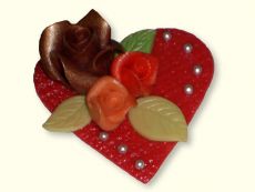 Herz-Blüten-Applikation aus Marzipan. Als Bewerk für eine Hochzeitstorte oder als Tortenaufleger verwendbar.