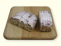 Geschnittener Rosinenstollen mit Puderzucker