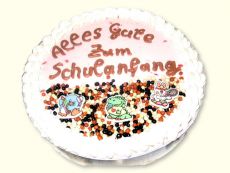 Erdbeersahnetorte mit Schriftzug, Kinderzuckerdekor und Schokoladenkugeln