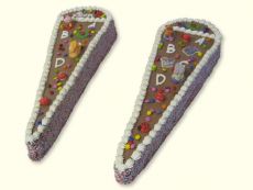 Schoko-Cremetorte in Zuckertütenform (ca. 20 x 60 cm) mit buntem Zuckerdekor.