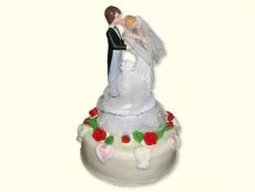 Cremetorte mit Zuckerüberzug, Hochzeitsdekor aus Zucker sowie küssendem Brautpaar. Die Torte wurde als Teil einer gestaffelten Hochzeitstorte verwendet.