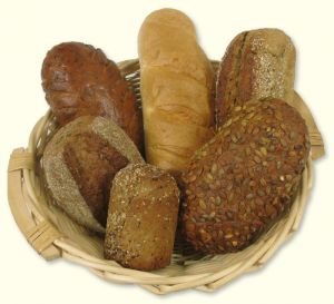 Korb mit verschiedenen Broten
