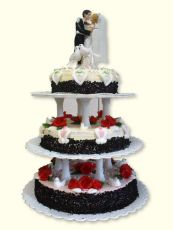3-stöckige Hochzeitstorte aus Buttercreme mit weißer Kunststoffetagere. Mit schönem Zuckerrosendekor, weißen Tauben und küssendem Brautpaar ohne Zuckerüberzug.