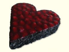Herz-Geleetorte mit frischen Erdbeeren auf Wiener Boden, garniert mit Schokoladenraspeln.